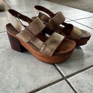 OTBT WOMEN'S INDIO GOLD WEDGE SZ 7